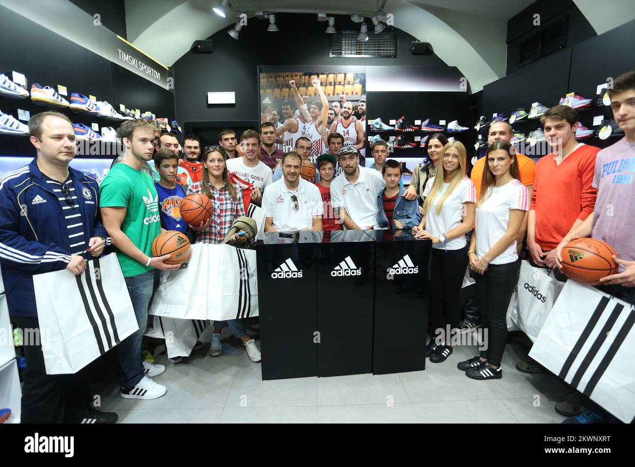 23.09.2013., Zagreb, Kroatien - Kroatische Basketballspieler Luka Zoric und Damir Markota signierten T-Shirts und Bälle im Adidas Store.Foto: Sanjin Strukic/PIXSELL Stockfoto