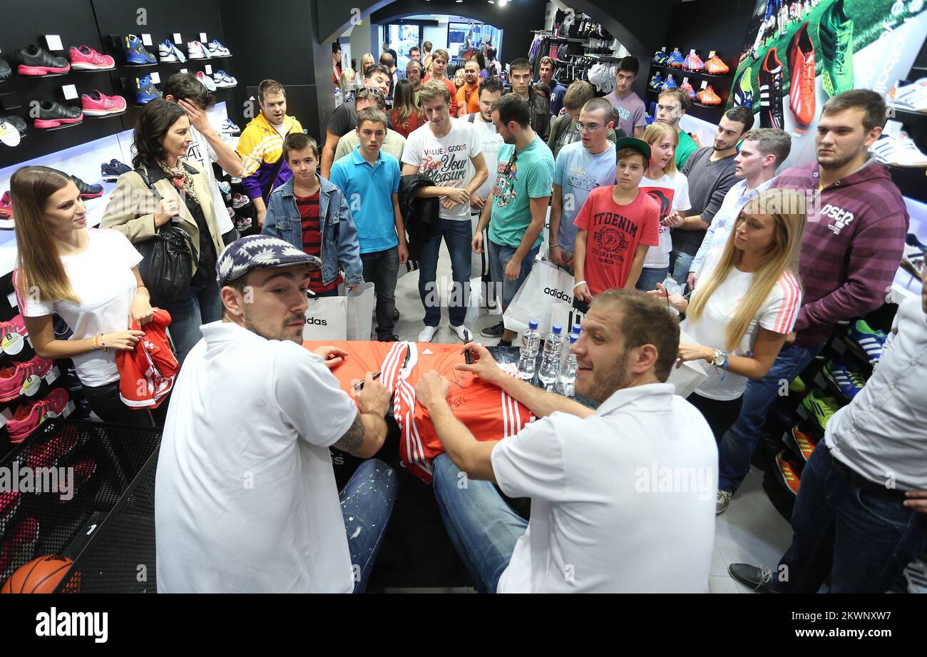 23.09.2013., Zagreb, Kroatien - Kroatische Basketballspieler Luka Zoric und Damir Markota signierten T-Shirts und Bälle im Adidas Store.Foto: Sanjin Strukic/PIXSELL Stockfoto