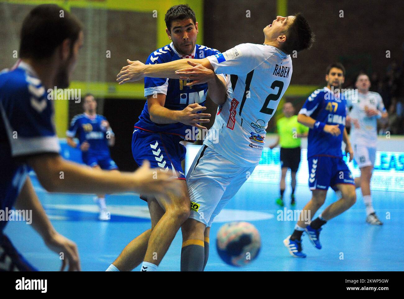 15.10.2013., Zagreb, Kroatien - SEHA League, 6.. Runde, RK Kroatien Osiguranje Zagreb - Tatran Presov. Luka Sebetic, Rabek Oliver. Foto: Daniel Kasap/PIXSELL Stockfoto