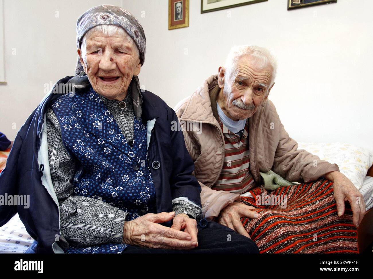 19.10.2013., Kroatien, Gornje Maovice - Paar, das zusammen 203 Jahre alt ist, John (102) und Anka (101) Batalic. Sie verliebten sich, als sie auf dem Berg Vieh bewachten, und sind seit 83 Jahren verheiratet. Foto: Tino Juric/PIXSELL Stockfoto