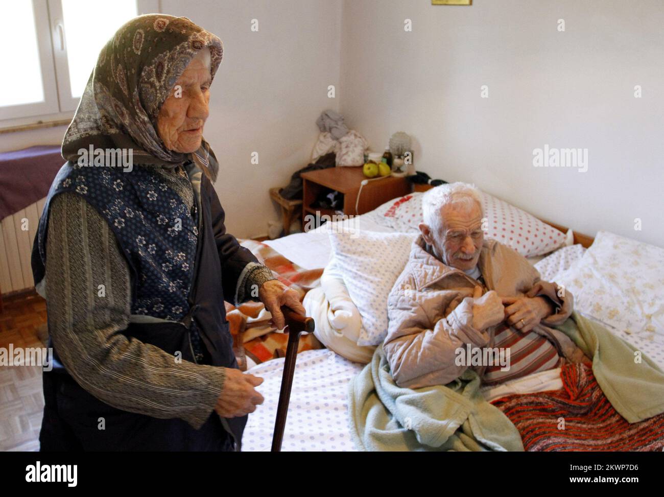 19.10.2013., Kroatien, Gornje Maovice - Paar, das zusammen 203 Jahre alt ist, John (102) und Anka (101) Batalic. Sie verliebten sich, als sie auf dem Berg Vieh bewachten, und sind seit 83 Jahren verheiratet. Foto: Tino Juric/PIXSELL Stockfoto