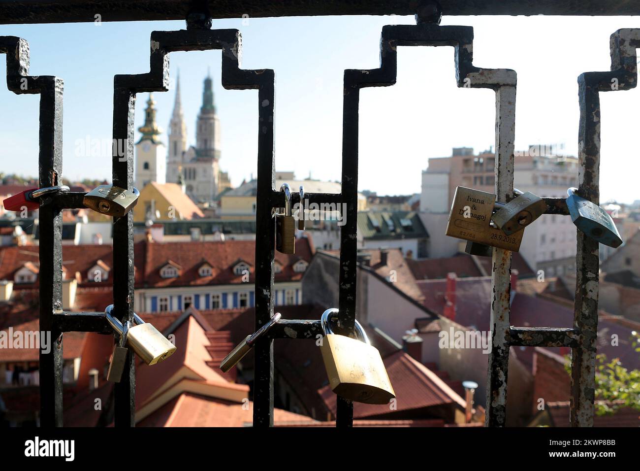 23.10.2013., Zagreb, Kroatien - am Zaun am Ende der Strossmayer Promenade, an der Oberstadt, sind zahlreiche Vorhängeschlösser aufgehängt, die von liebevollen Paaren als Zeichen ihrer starken Liebe angebracht wurden. Foto: Patrik Macek/PIXSELL Stockfoto