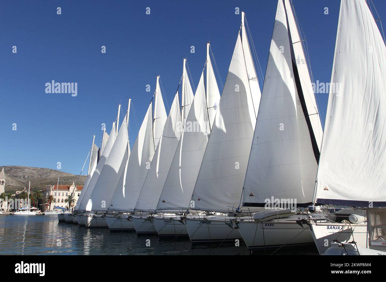 23.10.2013., Kroatien, ACI Marina, Trogir erhöhte Segel auf