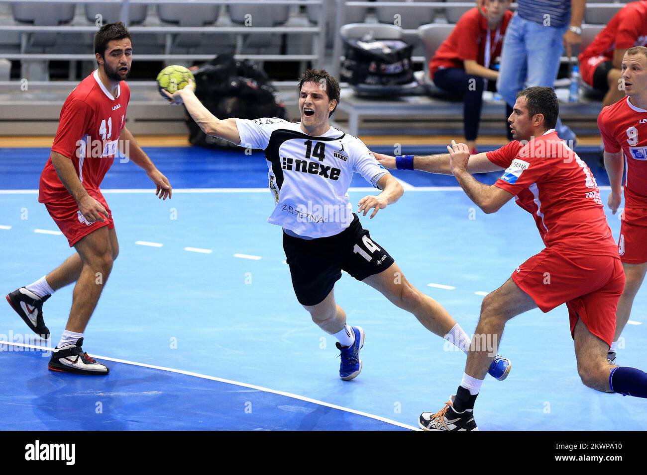 27.10.2013., Hall Gradski vrt, Osijek, Kroatien - SEHA Liga, Handballspiel, 8.Round, RK Nexe - RK Lovcen Cetinje. Tibor Jurjevic. Foto: Davor Javorovic/PIXSELL Stockfoto