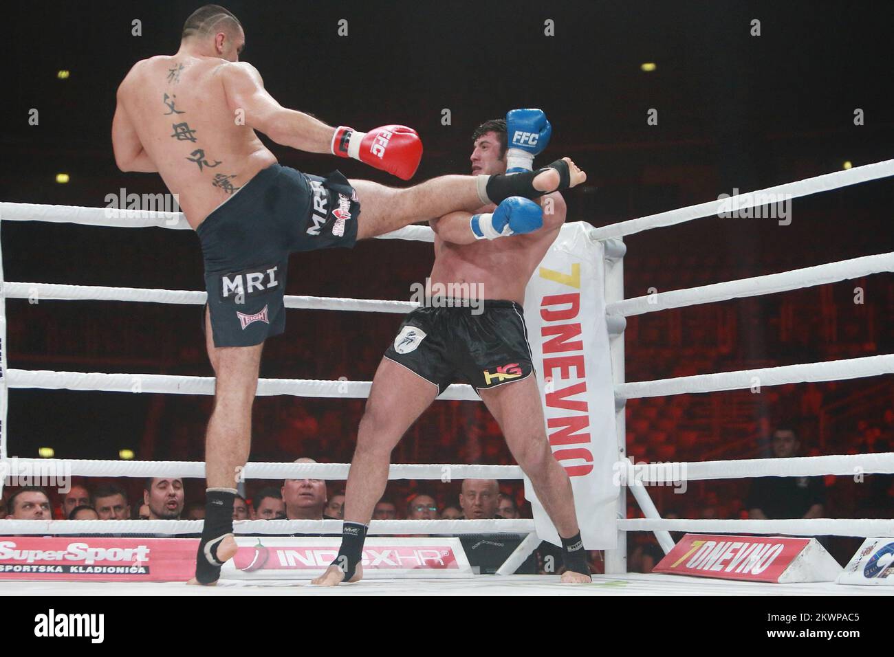 25.10.2013., Arena agreb, Zagreb - Final Fight Championship 8, Ali Cenik - Mladen Brestovac. Foto: Dalibor Urukalovic/PIXSELL Stockfoto