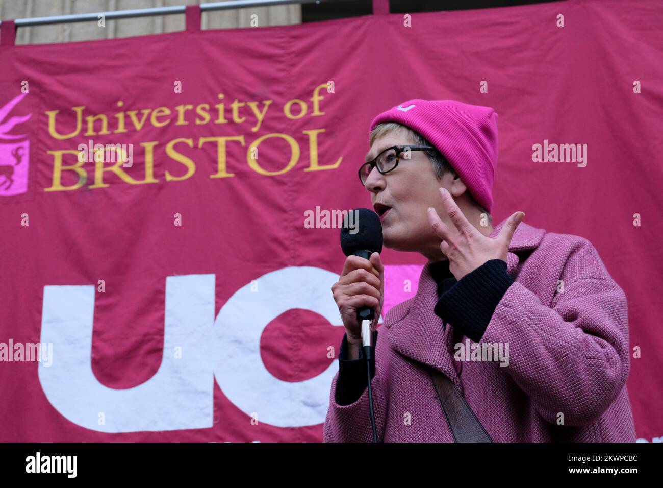 Bristol, Großbritannien. 30.. November 2022. Catriona Scott spricht mit der Menge. Die Gewerkschaften UCU und Unison veranstalten eine gemeinsame regionale Kundgebung vor den Victoria Rooms in Bristol. Dozenten und Mitarbeiter der Bristol University kämpfen weiterhin streikend um Renten, faire und gleiche Bezahlung, angemessene Arbeitsbelastung und die Beendigung prekärer Verträge. Heute ist der letzte von 3 Tagen landesweiter Aktion im November. Kredit: JMF News/Alamy Live News Stockfoto