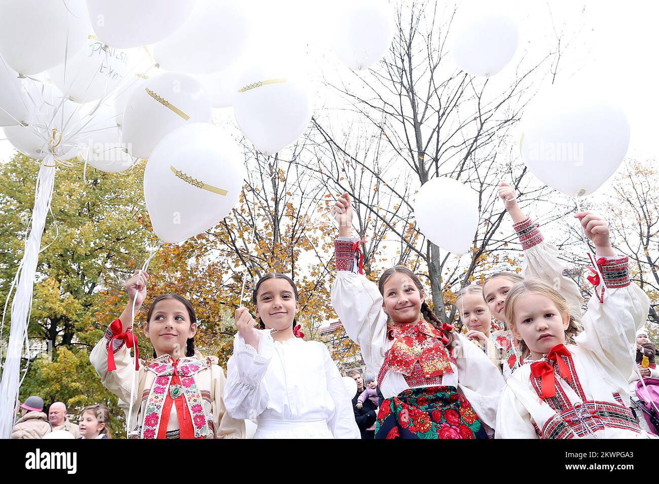 17.11.2013., Zagreb, Kroatien - Clubeltern von Frühgeborenen Palcici (Thumbelina) ist ein internationaler Tag des Bewusstseins für Frühgeburten. Bei dieser Gelegenheit eröffneten sie die neuen Räumlichkeiten der Vereinigung. Kleine Volkstänzerinnen HSPD Sljeme traten auf und wurden 2500 Ballons in die Luft gelassen. Foto: Goran Stanzl/PIXSELL Stockfoto