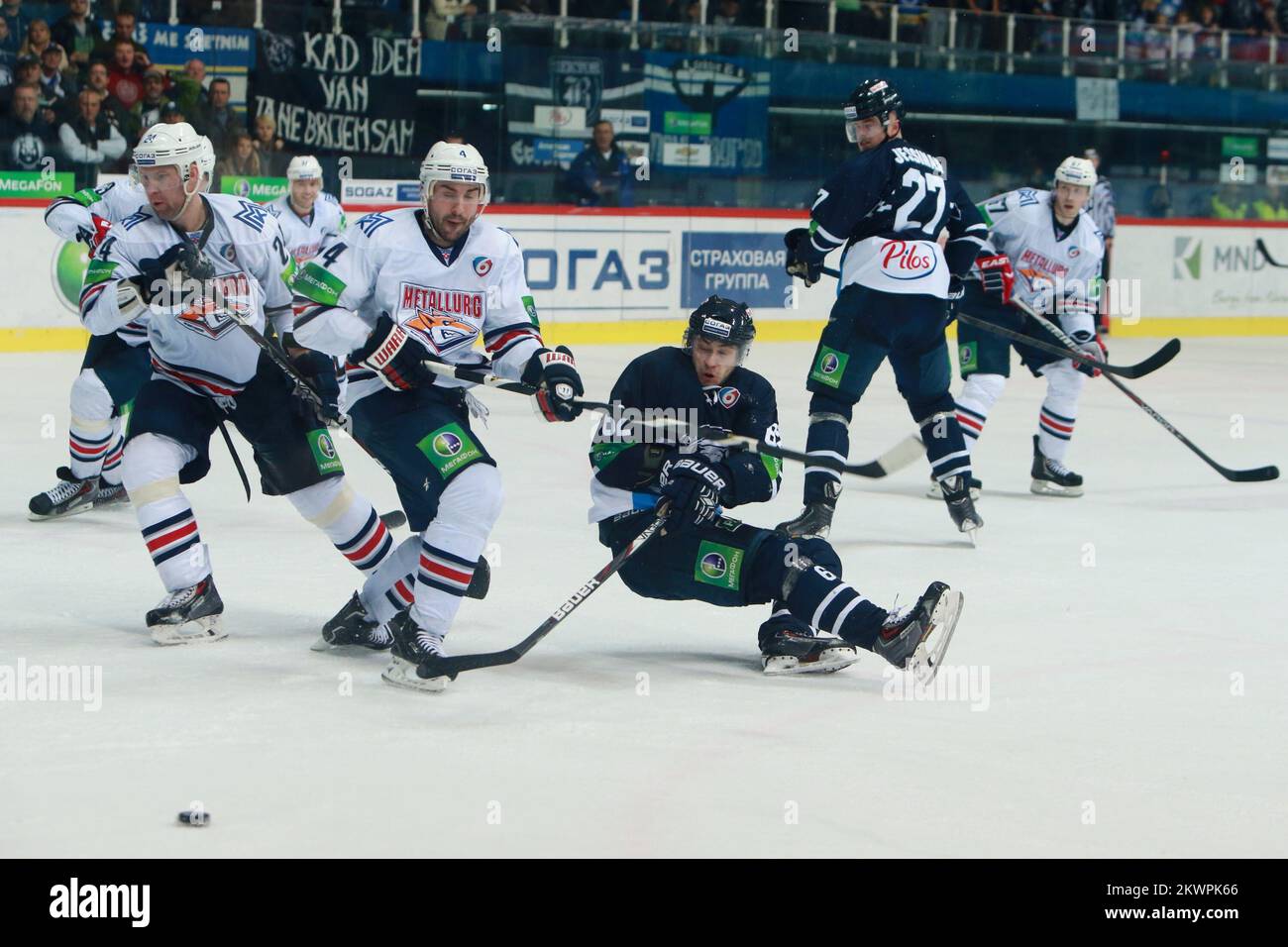 22.11.2013., Dom sportova, Zagreb - Kontinental Hockey League, 29.. Runde, KHL Medvescak - Metallurg mg. Chris Lee, Patrick Bjorkstrand. Foto: Dalibor Urukalovic/PIXSELL Stockfoto