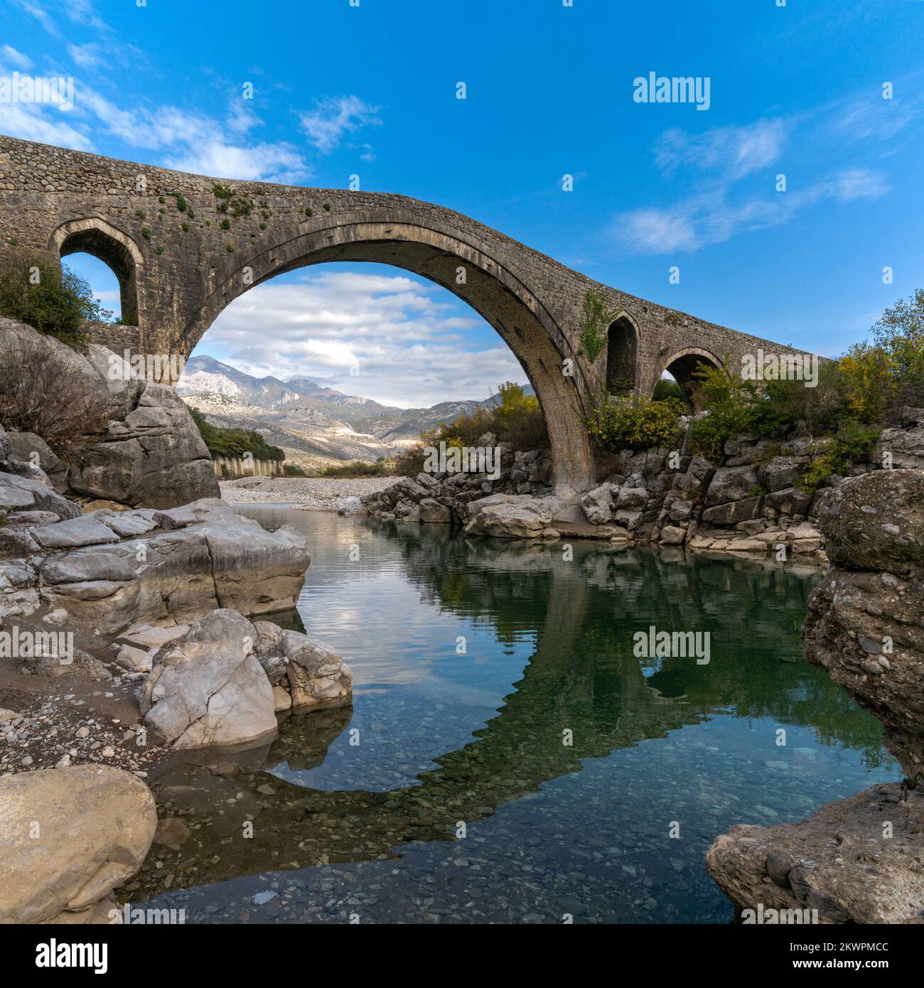 Blick auf die osmanische Mesi-Brücke in der Nähe von Shkoder im Nordwesten Albaniens Stockfoto