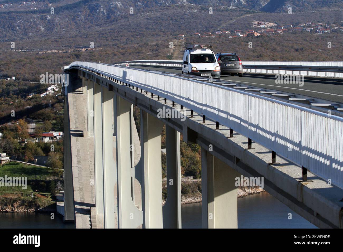 04.12.2013., Kraljevica, Kroatien - Krk Bridge ist eine 1430 m lange Stahlbetonbrücke, die die kroatische Insel Krk mit dem Festland verbindet und über eine Million Fahrzeuge pro Jahr befördert. Der längere der beiden Bögen der Brücke ist der zweitlängste Betonbogen der Welt und einer der längsten Bögen aller Bauwerke. Die Brücke wurde fertiggestellt und im Juli 1980 eröffnet und ursprünglich Titov Most zu Ehren des jugoslawischen Präsidenten Josip Broz Tito Photo: Goran Kovacic/PIXSELL Stockfoto