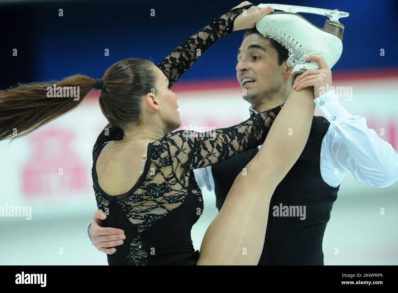 06.12.2013., Kroatien, Zagreb - Eröffnung des 46. Golden Spin of Zagreb, dem ältesten Eislaufwettbewerb der Welt. Aufführung von Tanzpaaren. Foto: Daniel Kasap/PIXSELL Stockfoto