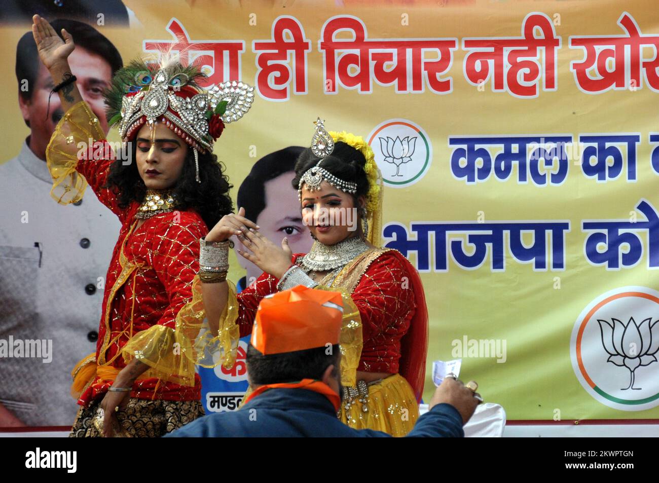 Delhi, Ost-Delhi, Indien. 30.. November 2022. Delhi Municipal Corporation Wahlen Öffentliche Versammlung, jede Partei wird an der Wahl teilnehmen, heute östlich von Delhi BJP's Wahltreffen mit dem Künstler in Lord Radha Krishna Dressup, der Tanz und BJP-Arbeiter aufführt, trägt die Maske von Premierminister Narendra Modi, bjp-Wahlkampf im Namen des Premierministers über die großen Versprechungen der BJP-Wahlen in Bürgerfragen (Kreditbild: © Ravi Batra/ZUMA Press Wire) Stockfoto