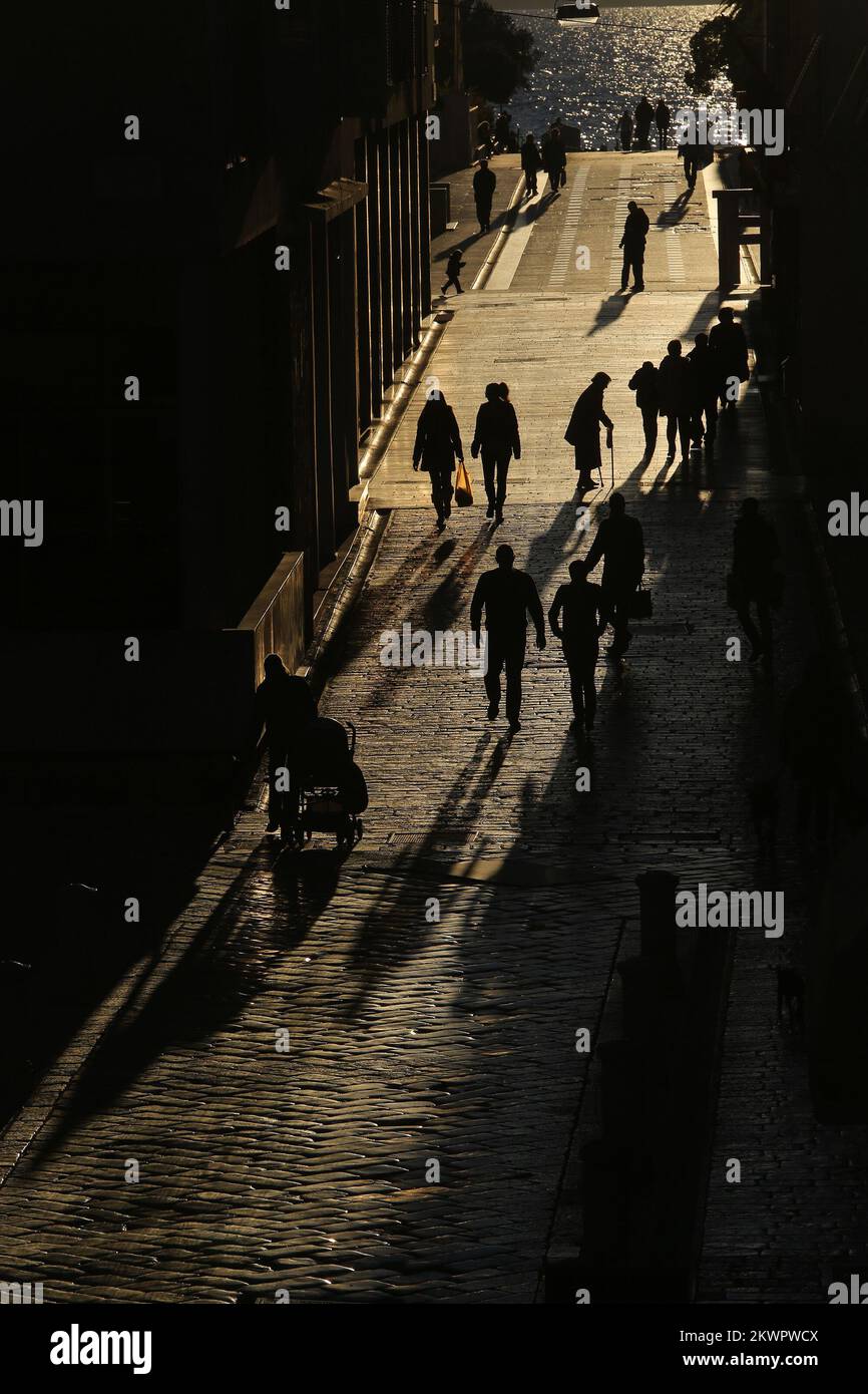 16.12.2013., Zadar, Kroatien - die Wintersonnenwende nähert sich, die Tage werden kürzer und die Schatten sind ausdrucksstark. Foto: Filip Brala/PIXSELL Stockfoto