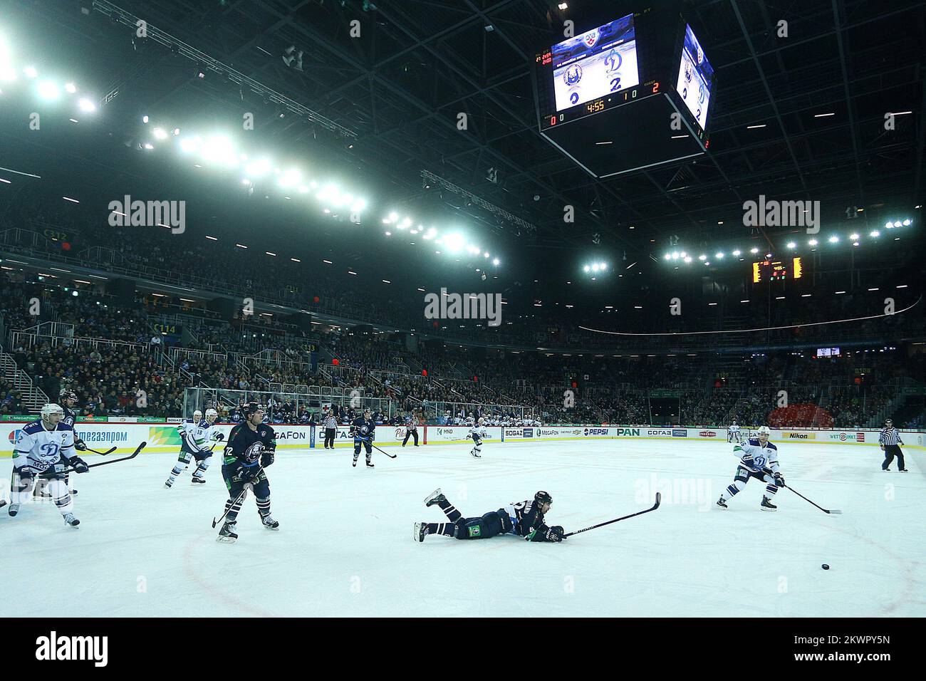 27.12.2013., Kroatien, Zagreb - Pan Arena Ice Fever, KHL Medvescak - Dinamo Moskau. Der Club hat Fans gebeten, zu einer besseren Atmosphäre beizutragen und Rekorde in der längsten Welle des Jubels zu unterdrücken. Die massivsten Damen scannt Zig Zag Medvescak, die größte Anzahl an Unterstützerschals und Kleidungsstücken mit dem Symbol Medvescak und lautester Jubeljubel bei einer Sportveranstaltung. Foto: Goran Stanzl/PIXSELL Stockfoto