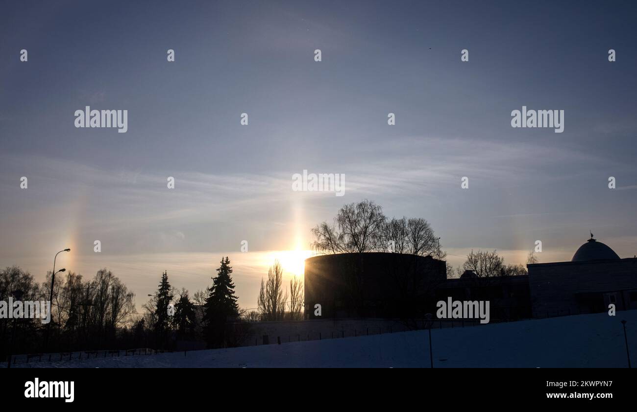 Moskau, Russland. 30. November 2022. Ein Solar-Heiligenschein im Stadtzentrum bei einem Frost von -10°C. Der Halo ist ein optisches Phänomen, das durch Licht erzeugt wird, das mit in der Atmosphäre schwebenden Eiskristallen interagiert. Kredit: Molakaliva/Alamy Live News Stockfoto