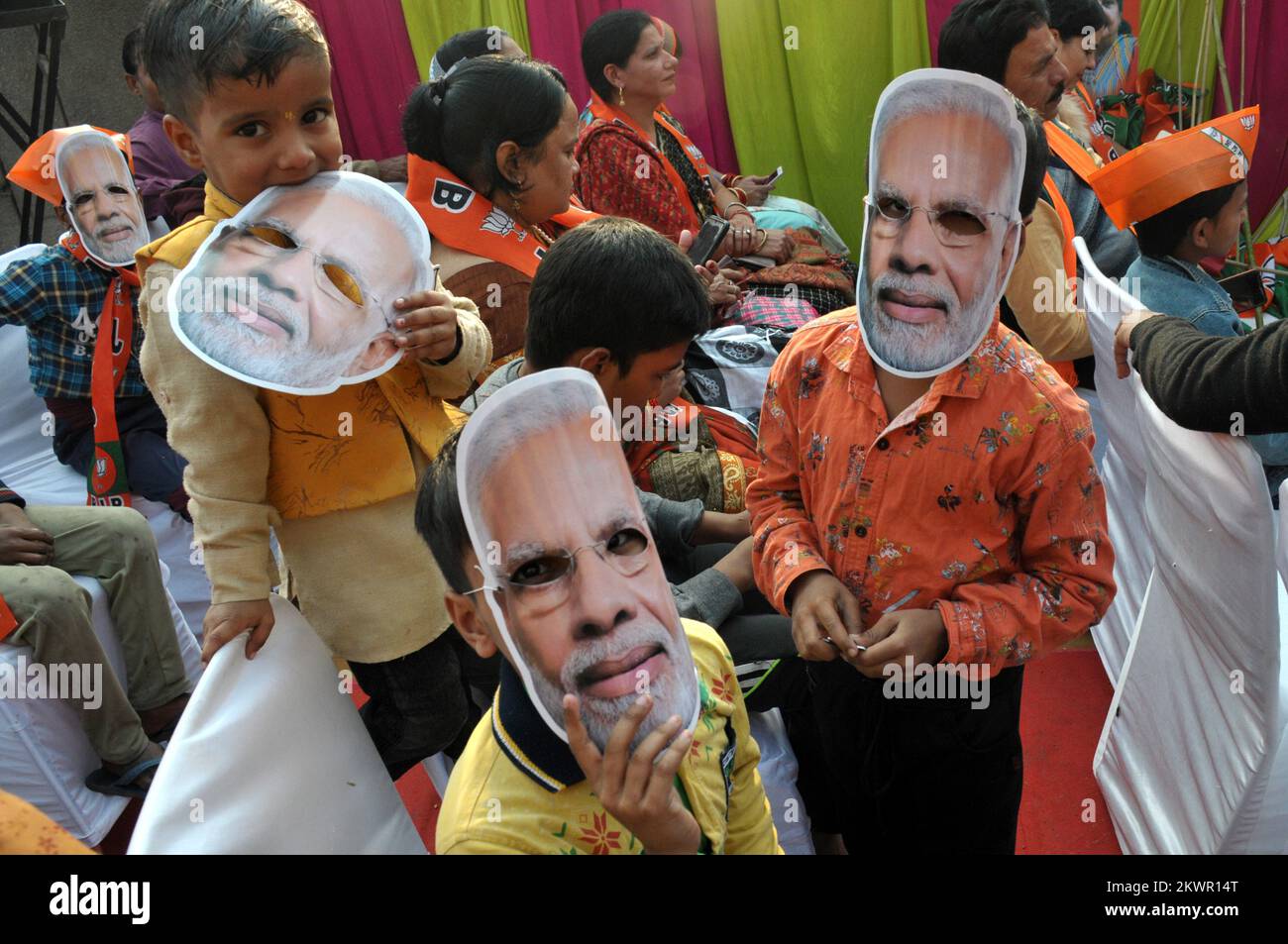 Delhi, Ost-Delhi, Indien. 30.. November 2022. Delhi Municipal Corporation Wahlen Öffentliche Versammlung, jede Partei wird an der Wahl teilnehmen, heute östlich von Delhi BJP's Wahltreffen mit dem Künstler in Lord Radha Krishna Dressup, der Tanz und BJP-Arbeiter aufführt, trägt die Maske von Premierminister Narendra Modi, bjp-Wahlkampf im Namen des Premierministers über die großen Versprechungen der BJP-Wahlen in Bürgerfragen (Kreditbild: © Ravi Batra/ZUMA Press Wire) Stockfoto