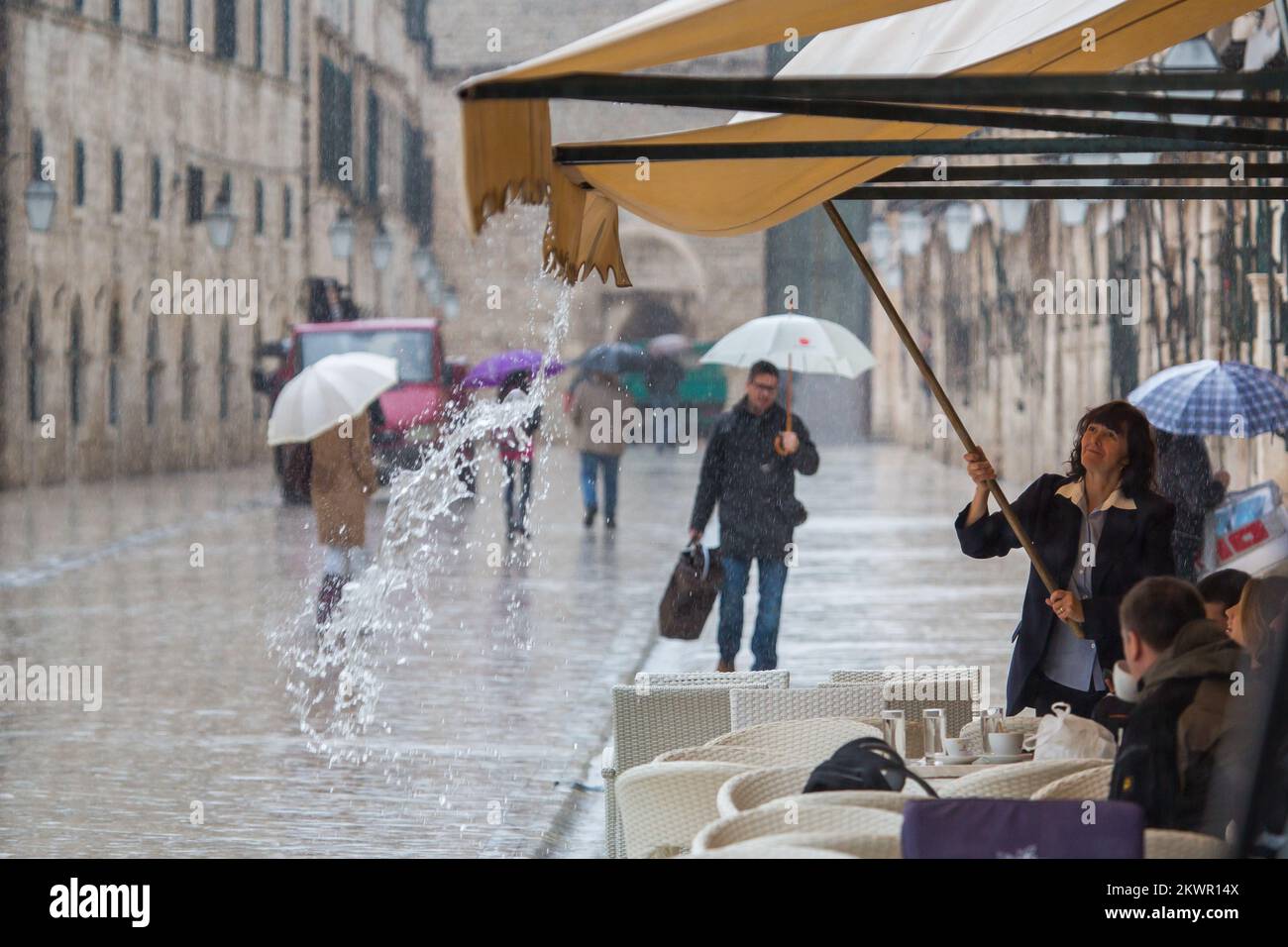 15.01.2014., Stradun, Dubrovnik, Dubrovnik - aufgrund von Regen und Südwind sind die Straßen der Stadt fast leer. Foto: Grgo Jelavic/PIXSELL Stockfoto