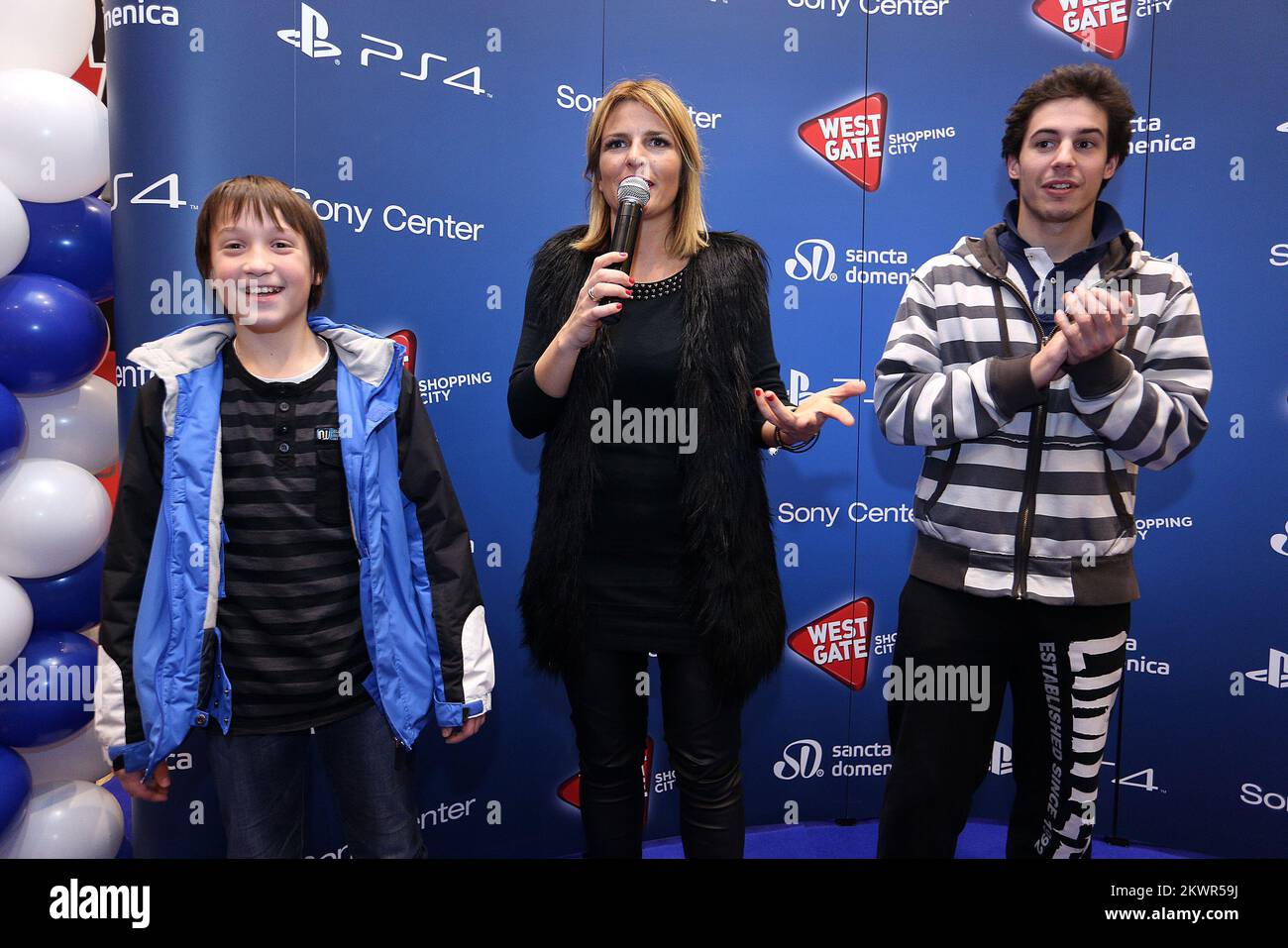 28.01.2014., Zagreb, Kroatien – im Store Sancta Domenica fand ein Turnier statt, bei dem Spiele auf PlayStation 4 gespielt wurden. Danach begann um Mitternacht der offizielle Verkauf von PlayStation 4. Andrija Galic war einer der Gewinner des Turniers und gewann die neue PlayStation 4-Konsole. Foto: Anto Magzan/PIXSELL Stockfoto