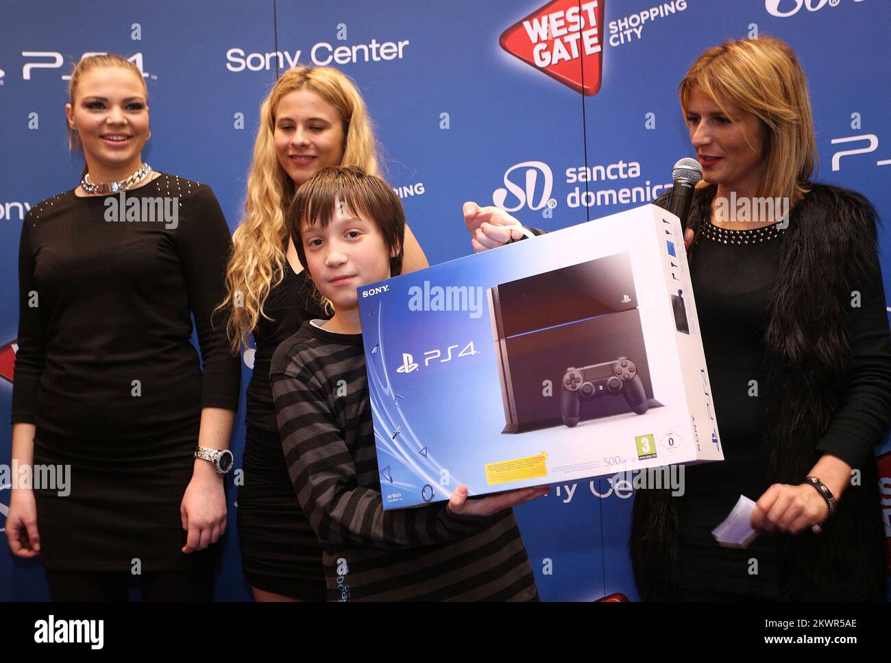 28.01.2014., Zagreb, Kroatien – im Store Sancta Domenica fand ein Turnier statt, bei dem Spiele auf PlayStation 4 gespielt wurden. Danach begann um Mitternacht der offizielle Verkauf von PlayStation 4. Andrija Galic war einer der Gewinner des Turniers und gewann die neue PlayStation 4-Konsole. Foto: Anto Magzan/PIXSELL Stockfoto