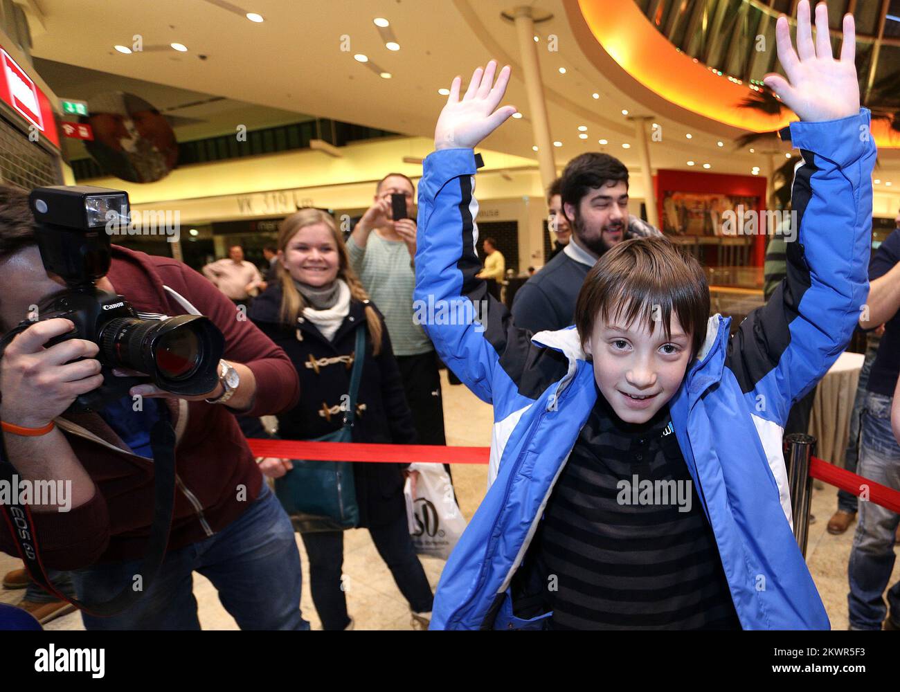 28.01.2014., Zagreb, Kroatien – im Store Sancta Domenica fand ein Turnier statt, bei dem Spiele auf PlayStation 4 gespielt wurden. Danach begann um Mitternacht der offizielle Verkauf von PlayStation 4. Andrija Galic war einer der Gewinner des Turniers und gewann die neue PlayStation 4-Konsole. Foto: Anto Magzan/PIXSELL Stockfoto