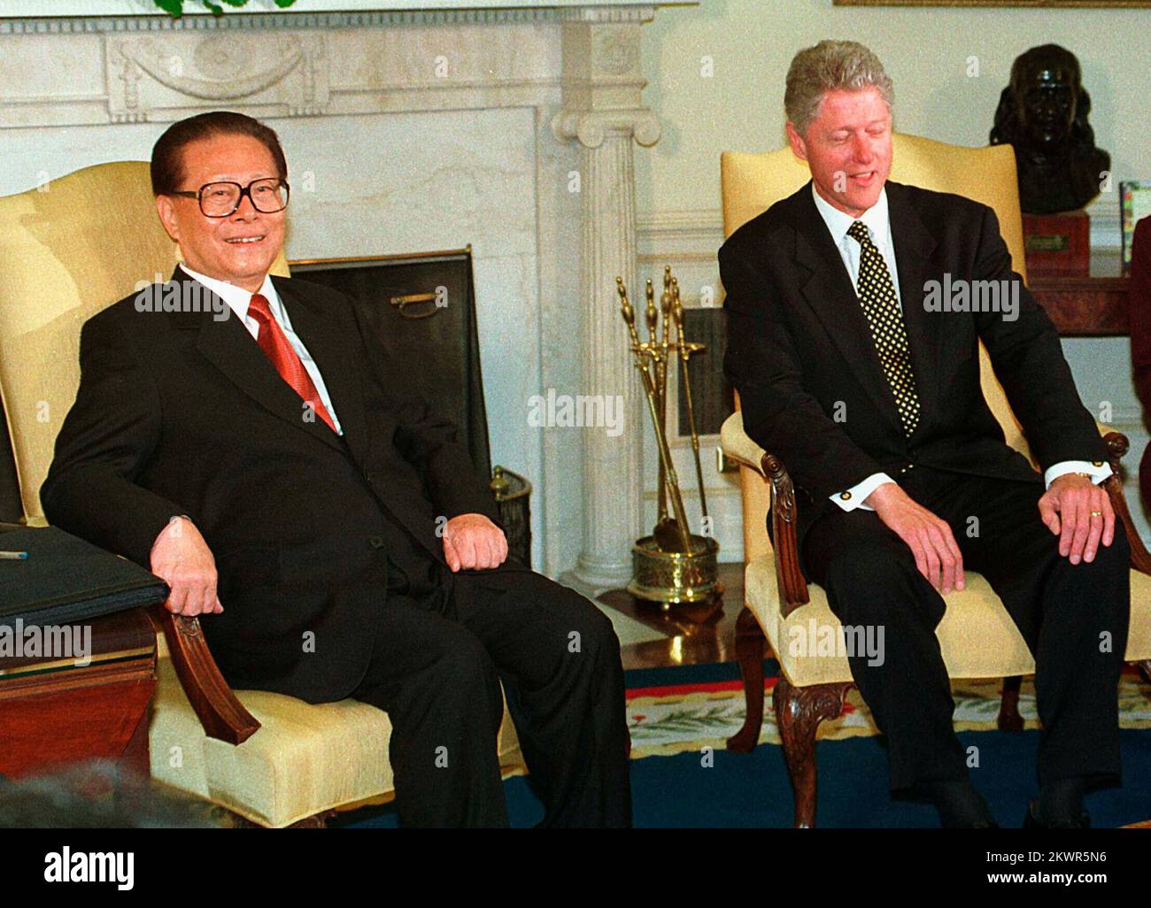 Präsident Jiang Zemin aus China und US-Präsident Bill Clinton treffen sich am 29. Oktober 1997 im Oval Office im Weißen Haus in Washington, DC.Kredit: Ron Sachs/CNP Stockfoto