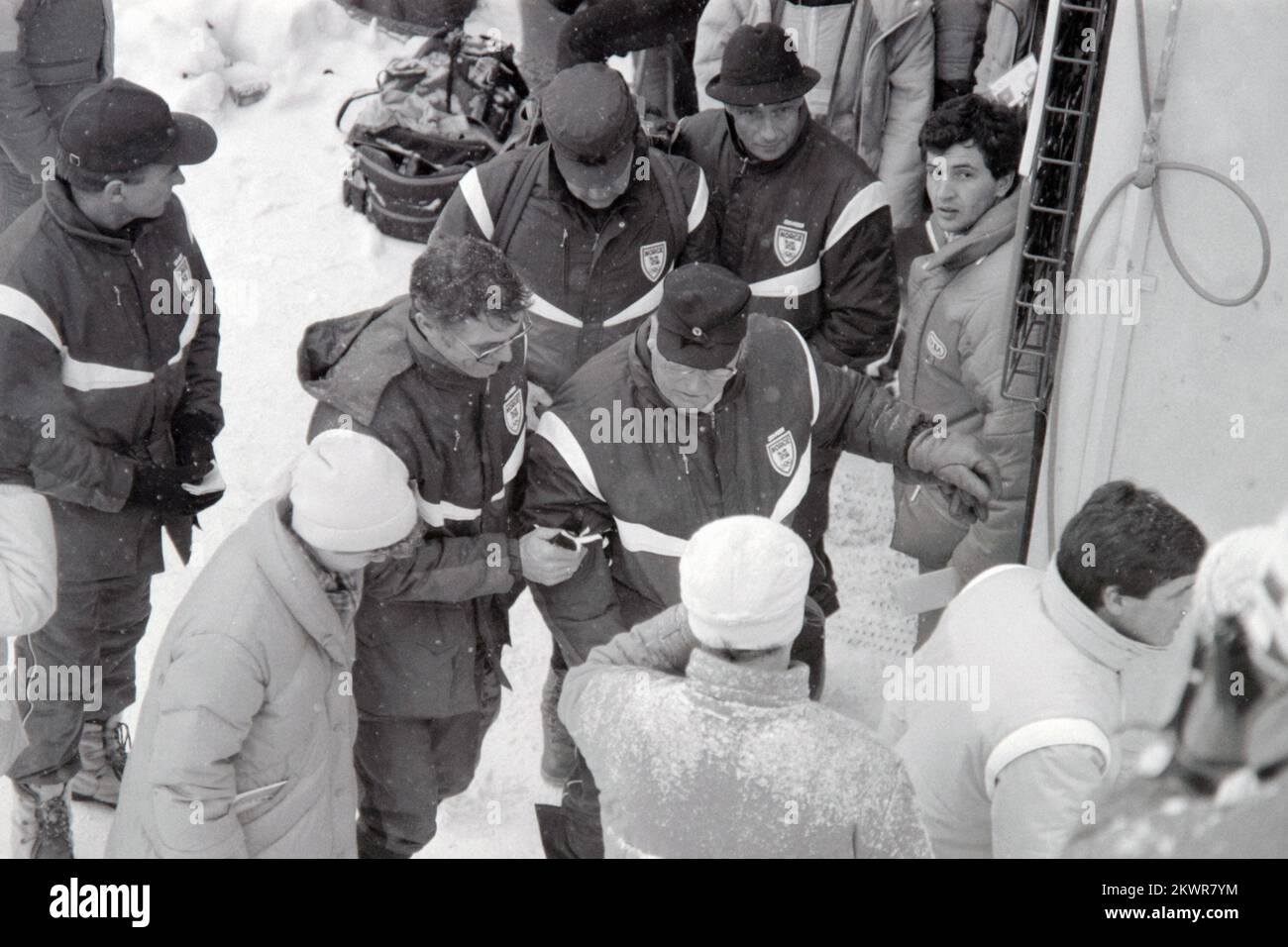 Februar 1984, Sarajewo, Bosnien und Herzegowina - 14. Olympische Winterspiele. König Olaf V von Norwegen besuchte norwegische Skispringer, während sie trainierten. Foto: Ante Jelavic/HaloPix/PIXSELL Stockfoto