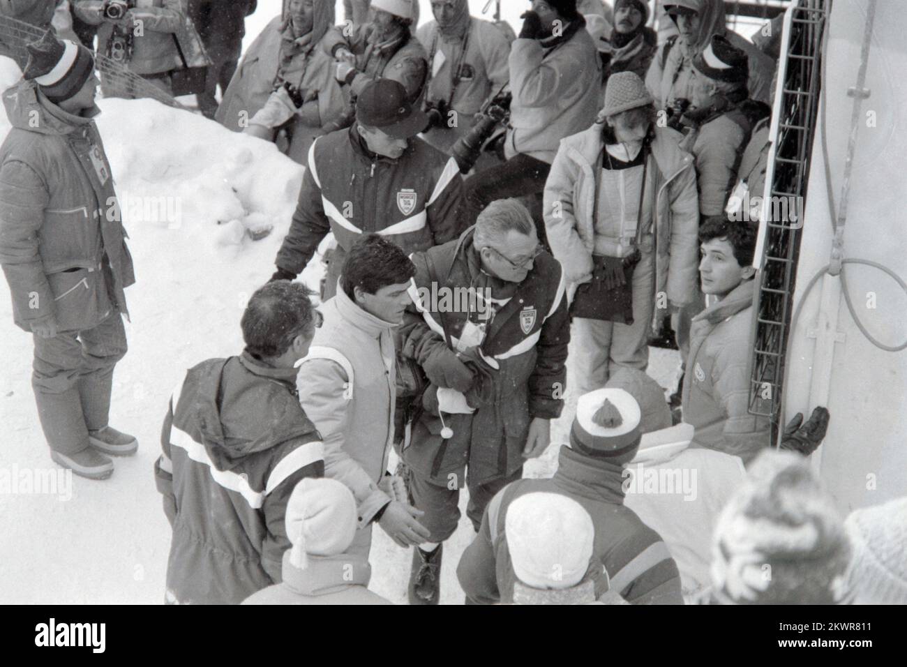 Februar 1984, Sarajewo, Bosnien und Herzegowina - 14. Olympische Winterspiele. König Olaf V von Norwegen besuchte norwegische Skispringer, während sie trainierten. Foto: Ante Jelavic/HaloPix/PIXSELL Stockfoto