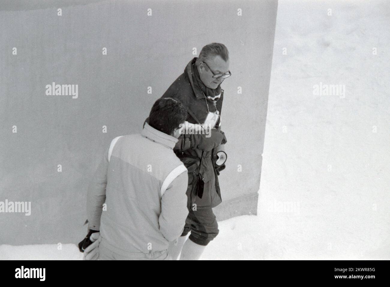 Februar 1984, Sarajewo, Bosnien und Herzegowina - 14. Olympische Winterspiele. König Olaf V von Norwegen besuchte norwegische Skispringer, während sie trainierten. Foto: Ante Jelavic/HaloPix/PIXSELL Stockfoto