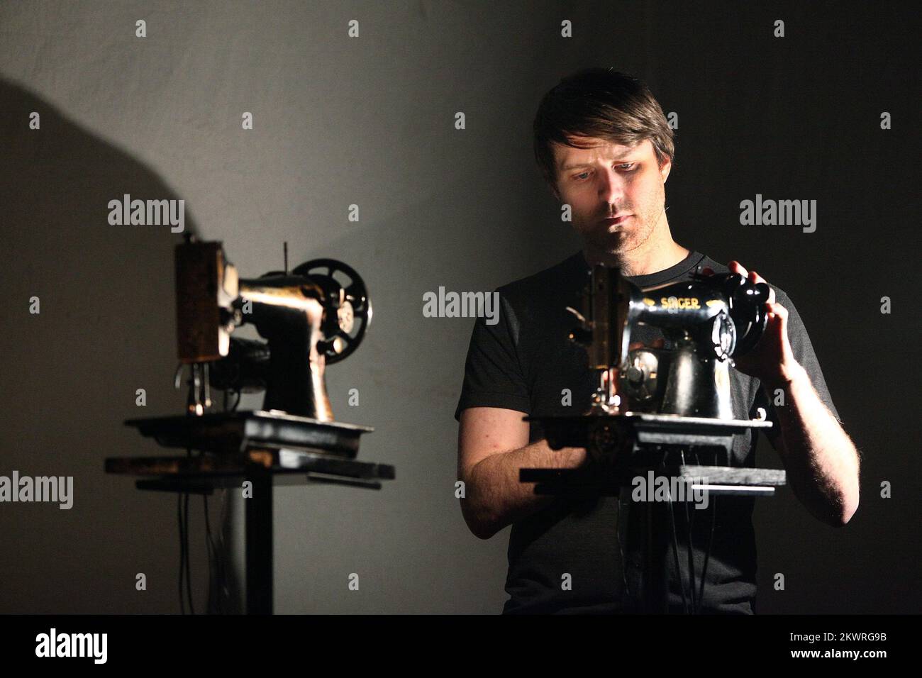 25.03.2014., Kroatien, Zagreb - die audiovisuelle Vorstellung des berühmten kanadischen Künstlers Martin Messier „Nähmaschine Orcestra“ fand in der Einrichtung Unity Club Wetlands statt. Martin Messier ist bekannt für seine Nähmaschinen Foto: Grgur Zucko/PIXSELL Stockfoto