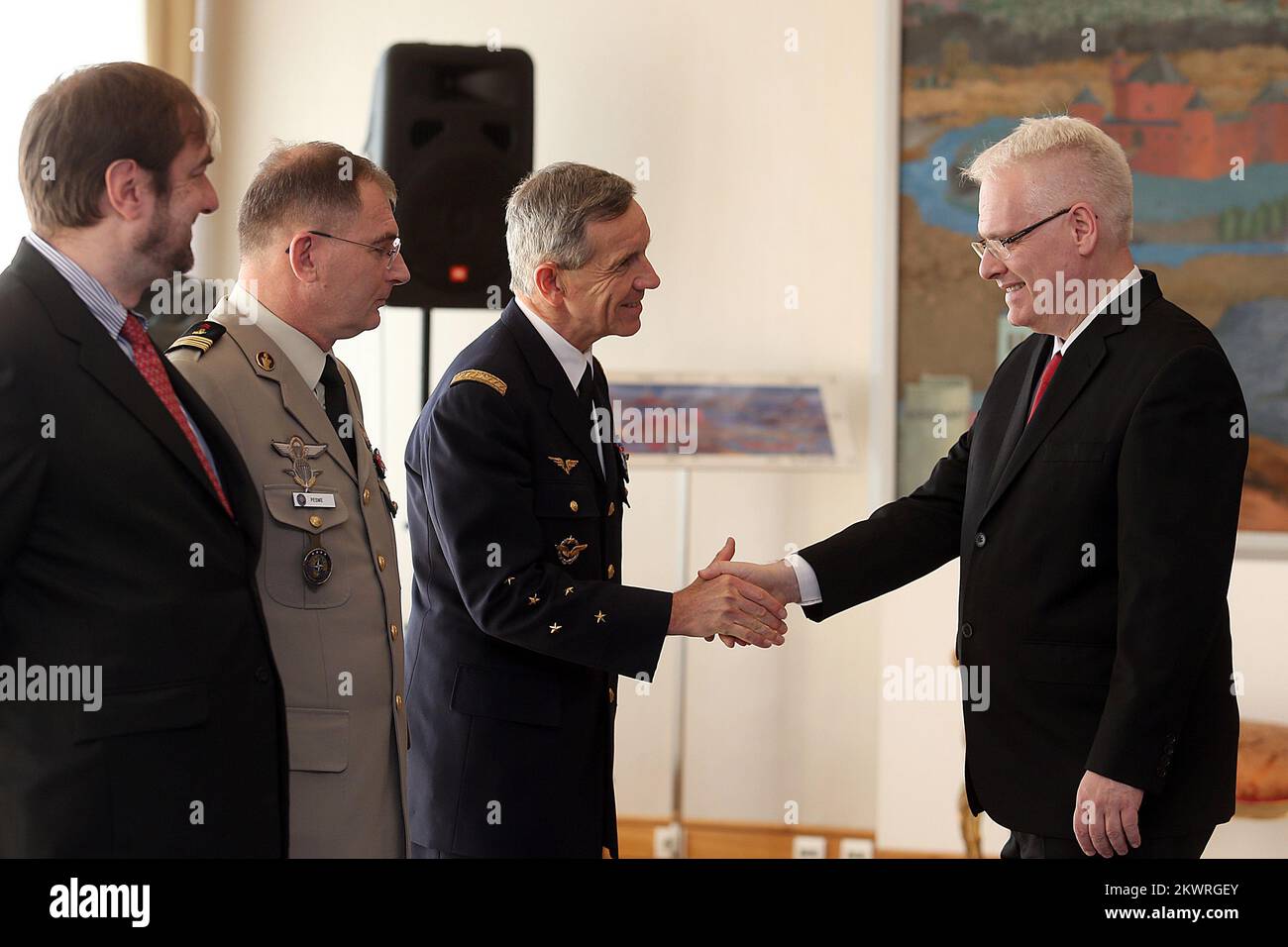 31.03.2014. Kroatien, Zagreb - der kroatische Präsident Ivo Josipovic im Amt des Präsidenten der Generalversammlung erhielt den Kommandeur der Transformation des Alliierten Kommandos der NATO, Jean Paul Palomeros. Foto: Goran Stanzl/PIXSELL Stockfoto