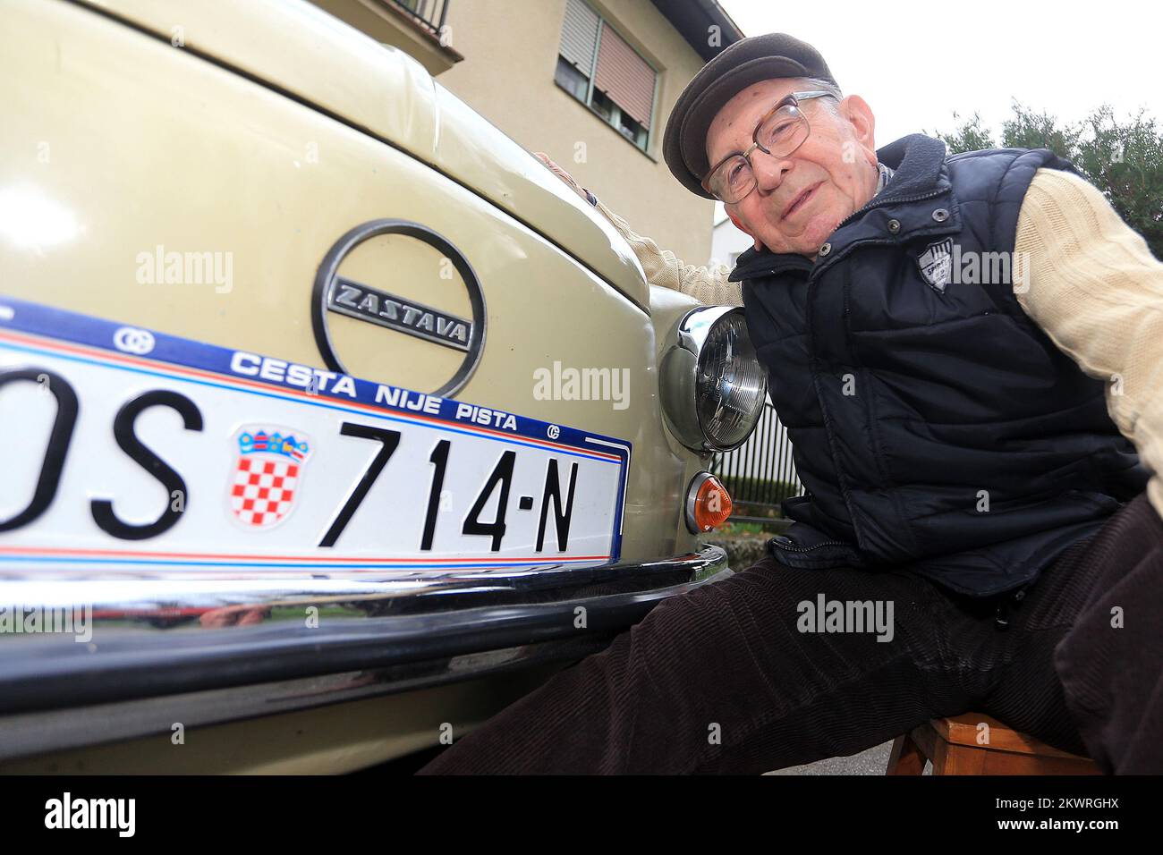 27.03.2014., Valpovo, Kroatien - Joseph Ivosevic ist 90 Jahre alt und der älteste Fahrer in Slawonien. Er hat 62 Jahre Führerschein und fährt 35 Jahre altes Auto, Zastava 750, populär bekannt als Fico. Foto: Davor Javorovic/PIXSELL Stockfoto