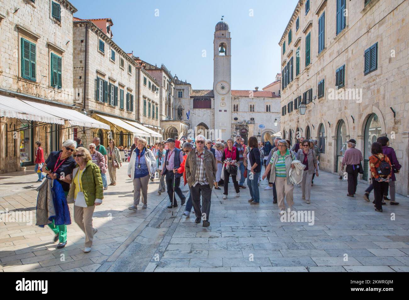 31.03.2014., Kroatien, Dubrovnik - der diesjährige erste Kreuzer MSC Armonia kam im Hafen von Gruz an und sollte 1800 Passagiere bringen. Touristen besuchen die Altstadt. Foto: Grgo Jelavic/PIXSELL Stockfoto