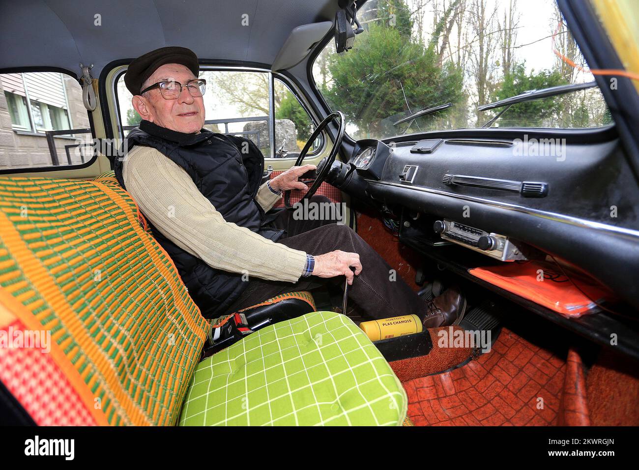 27.03.2014., Valpovo, Kroatien - Joseph Ivosevic ist 90 Jahre alt und der älteste Fahrer in Slawonien. Er hat 62 Jahre Führerschein und fährt 35 Jahre altes Auto, Zastava 750, populär bekannt als Fico. Foto: Davor Javorovic/PIXSELL Stockfoto