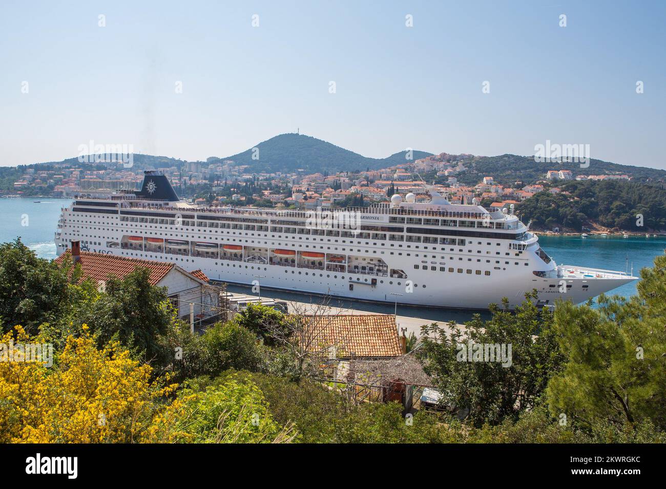 31.03.2014., Kroatien, Dubrovnik - der diesjährige erste Kreuzer MSC Armonia kam im Hafen von Gruz an und sollte 1800 Passagiere bringen. Touristen besuchen die Altstadt. Foto: Grgo Jelavic/PIXSELL Stockfoto