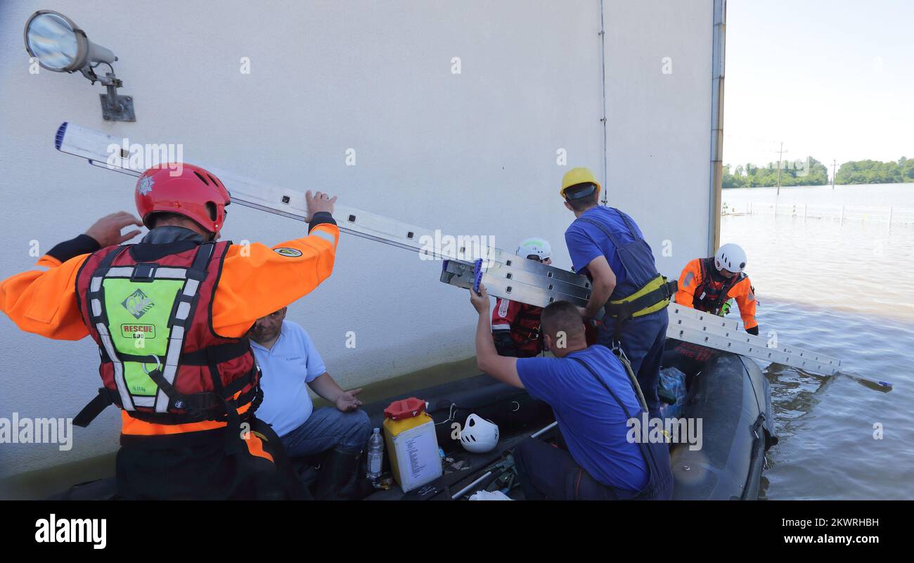 21.05.2014., Bijeljina, Bosnien und Herzegowina - Mitglieder des britischen Internationalen Such- und Rettungsteams (UKISAR) haben seit ihrer Ankunft am 18.. Mai geholfen. UKISAR bietet eine internationale Such- und Rettungseinrichtung für die britische Regierung und ist 24 Stunden am Tag, 365 Tage im Jahr auf einen Unfall oder eine Katastrophe überall auf der Welt zu reagieren. Sie evakuierten etwa 140 Menschen. Heute fuhren sie den ganzen Tag in Booten, Elektra-Arbeiter, die das Stromnetz reparierten, um Strom wiederherzustellen. Foto: Zeljko Lukunic/PIXSELL Stockfoto
