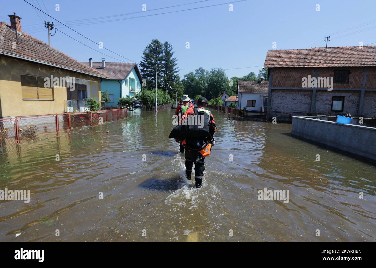 21.05.2014., Bijeljina, Bosnien und Herzegowina - Mitglieder des britischen Internationalen Such- und Rettungsteams (UKISAR) haben seit ihrer Ankunft am 18.. Mai geholfen. UKISAR bietet eine internationale Such- und Rettungseinrichtung für die britische Regierung und ist 24 Stunden am Tag, 365 Tage im Jahr auf einen Unfall oder eine Katastrophe überall auf der Welt zu reagieren. Sie evakuierten etwa 140 Menschen. Heute fuhren sie den ganzen Tag in Booten, Elektra-Arbeiter, die das Stromnetz reparierten, um Strom wiederherzustellen. Foto: Zeljko Lukunic/PIXSELL Stockfoto