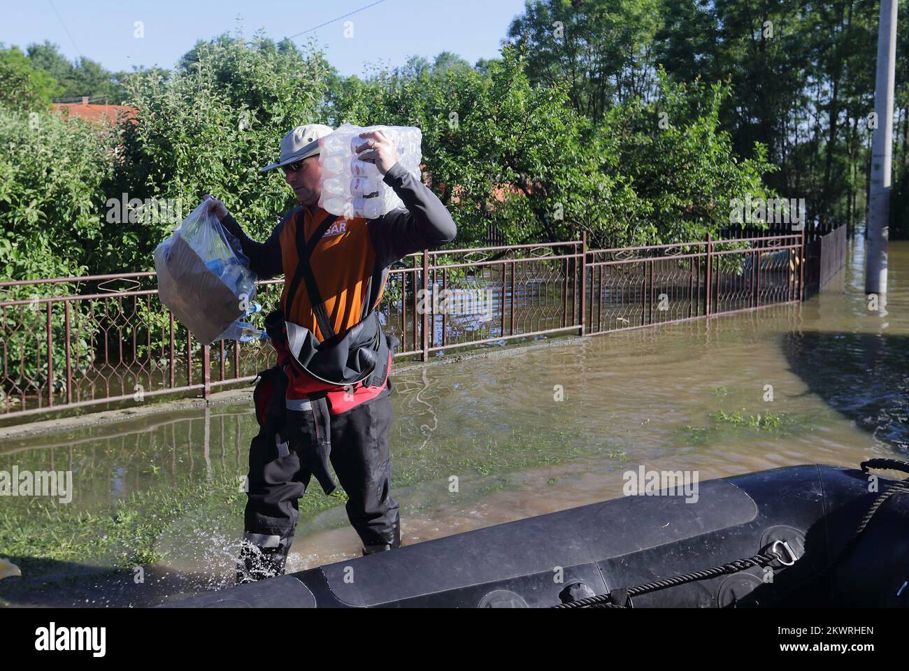 21.05.2014., Bijeljina, Bosnien und Herzegowina - Mitglieder des britischen Internationalen Such- und Rettungsteams (UKISAR) haben seit ihrer Ankunft am 18.. Mai geholfen. UKISAR bietet eine internationale Such- und Rettungseinrichtung für die britische Regierung und ist 24 Stunden am Tag, 365 Tage im Jahr auf einen Unfall oder eine Katastrophe überall auf der Welt zu reagieren. Sie evakuierten etwa 140 Menschen. Heute fuhren sie den ganzen Tag in Booten, Elektra-Arbeiter, die das Stromnetz reparierten, um Strom wiederherzustellen. Foto: Zeljko Lukunic/PIXSELL Stockfoto