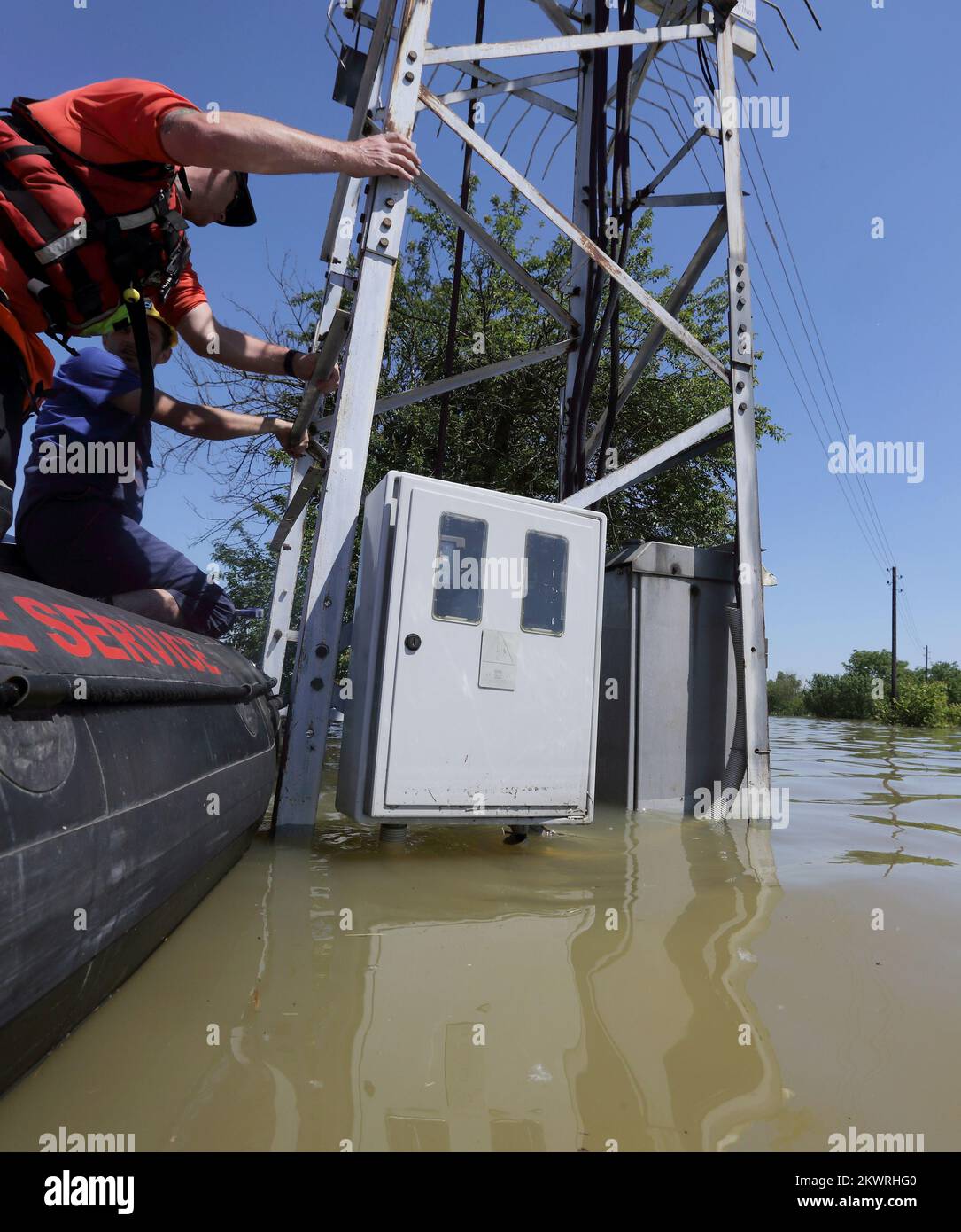 21.05.2014., Bijeljina, Bosnien und Herzegowina - Mitglieder des britischen Internationalen Such- und Rettungsteams (UKISAR) haben seit ihrer Ankunft am 18.. Mai geholfen. UKISAR bietet eine internationale Such- und Rettungseinrichtung für die britische Regierung und ist 24 Stunden am Tag, 365 Tage im Jahr auf einen Unfall oder eine Katastrophe überall auf der Welt zu reagieren. Sie evakuierten etwa 140 Menschen. Heute fuhren sie den ganzen Tag in Booten, Elektra-Arbeiter, die das Stromnetz reparierten, um Strom wiederherzustellen. Foto: Zeljko Lukunic/PIXSELL Stockfoto