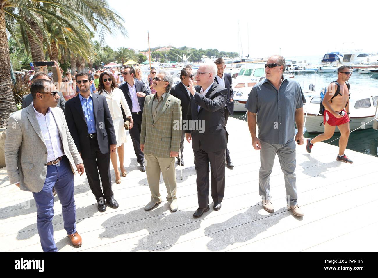 08.08.2014. Baska Voda, Kroatien - der kroatische Präsident Ivo Josipovic und Prinz Waleed bin Talal bin Abdul-Aziz Al Saud redeten, während sie am Meer spazierten. Stockfoto