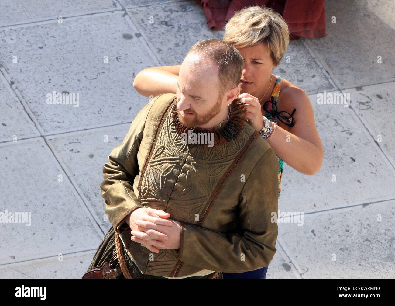 Mark Gatiss wurde während der Dreharbeiten der Saison 5. der beliebten TV-Serie Game of Thrones in Sibenik, Kroatien, gesehen. Stockfoto
