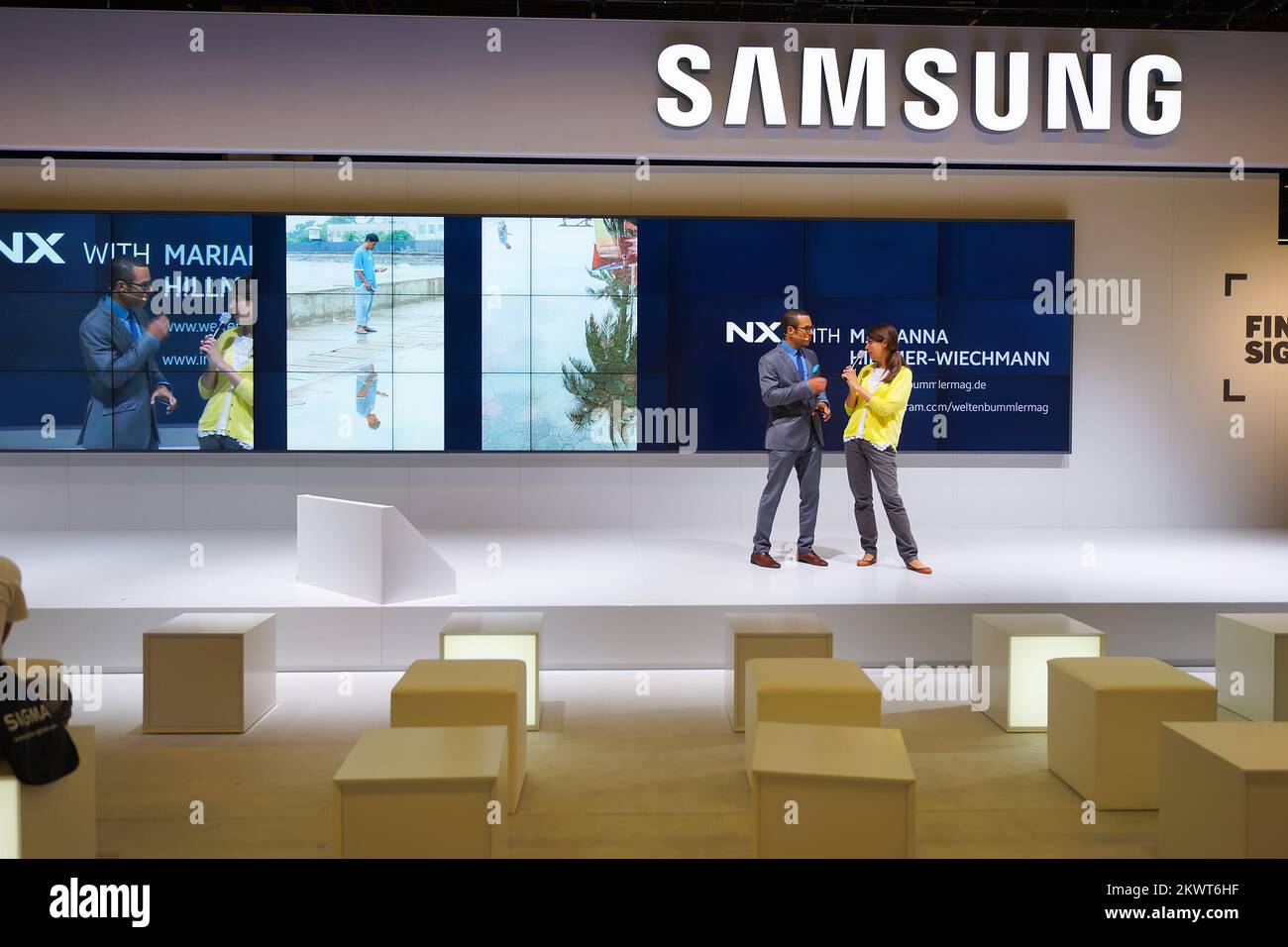KÖLN - 19. SEPTEMBER 2014: Samsung-Stand in der Photokina-Ausstellung. Die Photokina ist die weltweit größte Messe für Fotografien Stockfoto