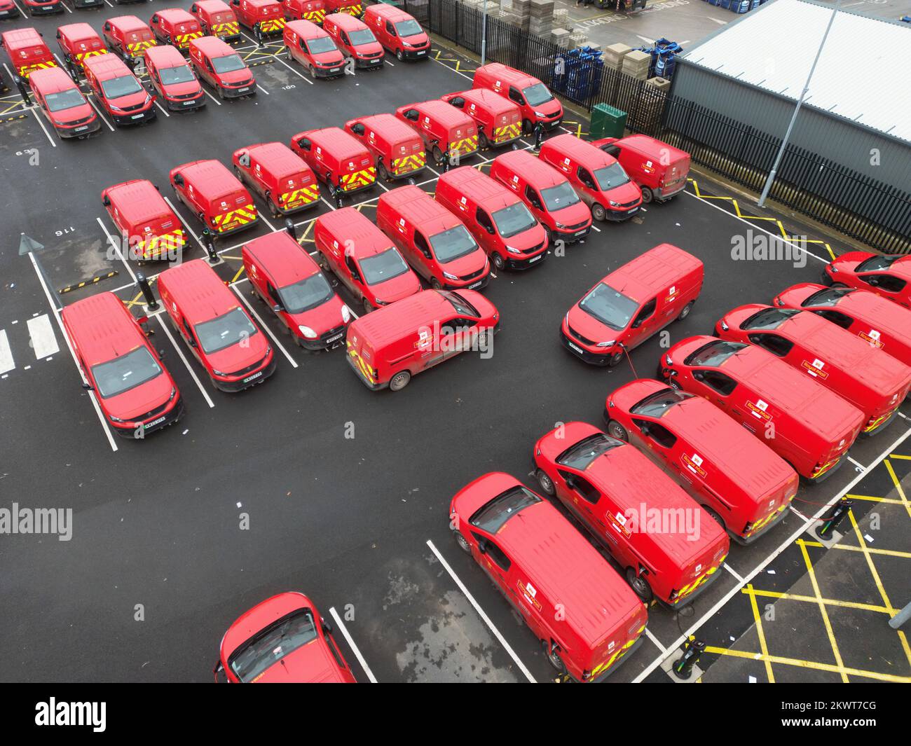 Hereford, Herefordshire, UK - Mittwoch, 30.. November 2022 - Luftfoto von Posttransportern der Royal Mail, die alle im Postsortierbüro von Hereford geparkt sind, während die CWU ( Communication Workers Union )-Arbeiter heute streiken. Foto Steven May/Alamy Live News Stockfoto