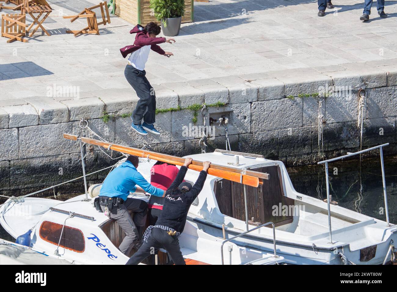 Shah Rukh Khan filmt am 19. März 2015 eine Szene seines neuen Films Fan in der Altstadt von Dubrovnik, Kroatien. Shah Rukh Khan ist der berühmteste Schauspieler in Bollywod und der zweitbeste bezahlte Schauspieler auf der Weltliste. Stockfoto