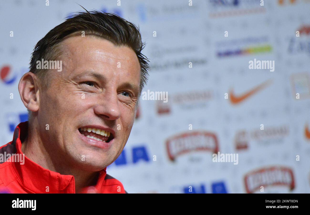 25.03.2015., Kroatien, Zagreb - Ivica Olic und Davor Suker veranstalteten vor dem Fußballspiel mit Norwegen eine Pressekonferenz. Ivica Olic erhielt ein Trikot mit der Nummer 100 für hundert Auftritte in der kroatischen Nationalmannschaft. Foto: Marko Prpic/PIXSELL Stockfoto