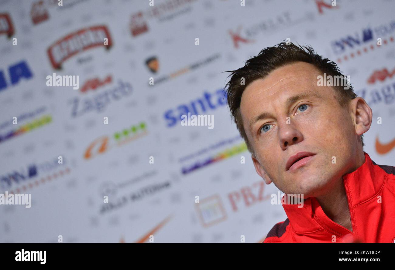 25.03.2015., Kroatien, Zagreb - Ivica Olic und Davor Suker veranstalteten vor dem Fußballspiel mit Norwegen eine Pressekonferenz. Ivica Olic erhielt ein Trikot mit der Nummer 100 für hundert Auftritte in der kroatischen Nationalmannschaft. Foto: Marko Prpic/PIXSELL Stockfoto