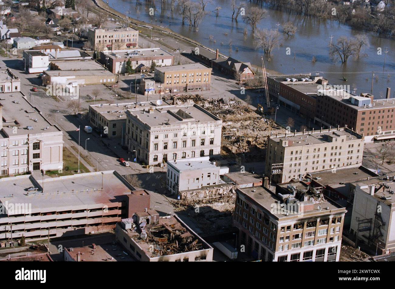 Schwere Stürme/Überschwemmungen, Grand Forks, ND, Mai, 1997 Luftaufnahme von Grand Forks und dem überfluteten Red River des Nordens. Im Vordergrund stehen verbrannte Gebäude. .. Fotos zu Katastrophen- und Notfallmanagementprogrammen, Aktivitäten und Beamten Stockfoto