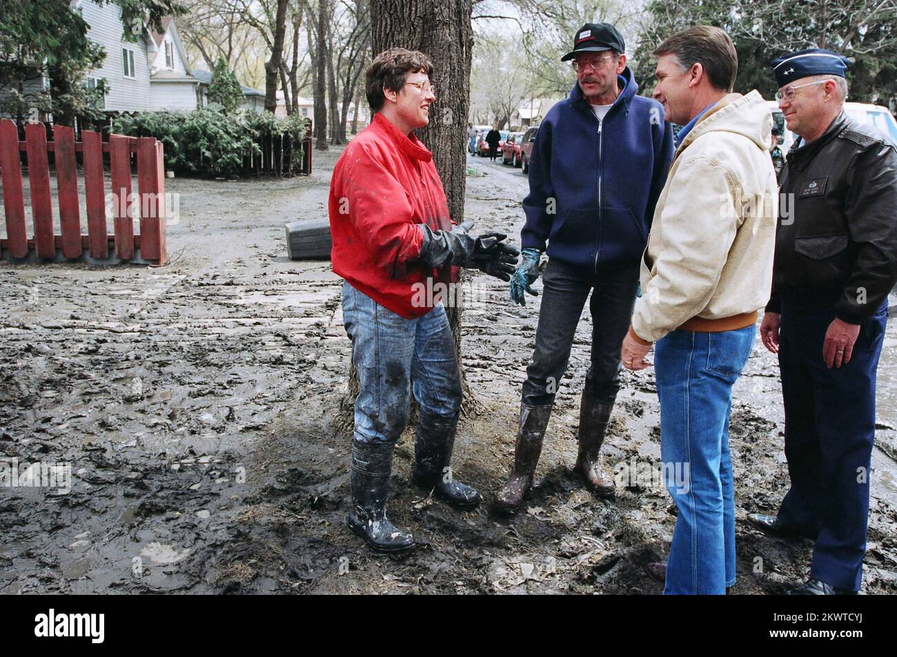 Schwere Stürme/Überschwemmungen, Grand Forks, ND, April 1997 Direktor der FEMA, James Lee Witt spricht mit Bewohnern, die ihre Häuser ausradieren, nachdem der Red River des Nordens die Gegend überflutet hat. .. Fotos zu Katastrophen- und Notfallmanagementprogrammen, Aktivitäten und Beamten Stockfoto