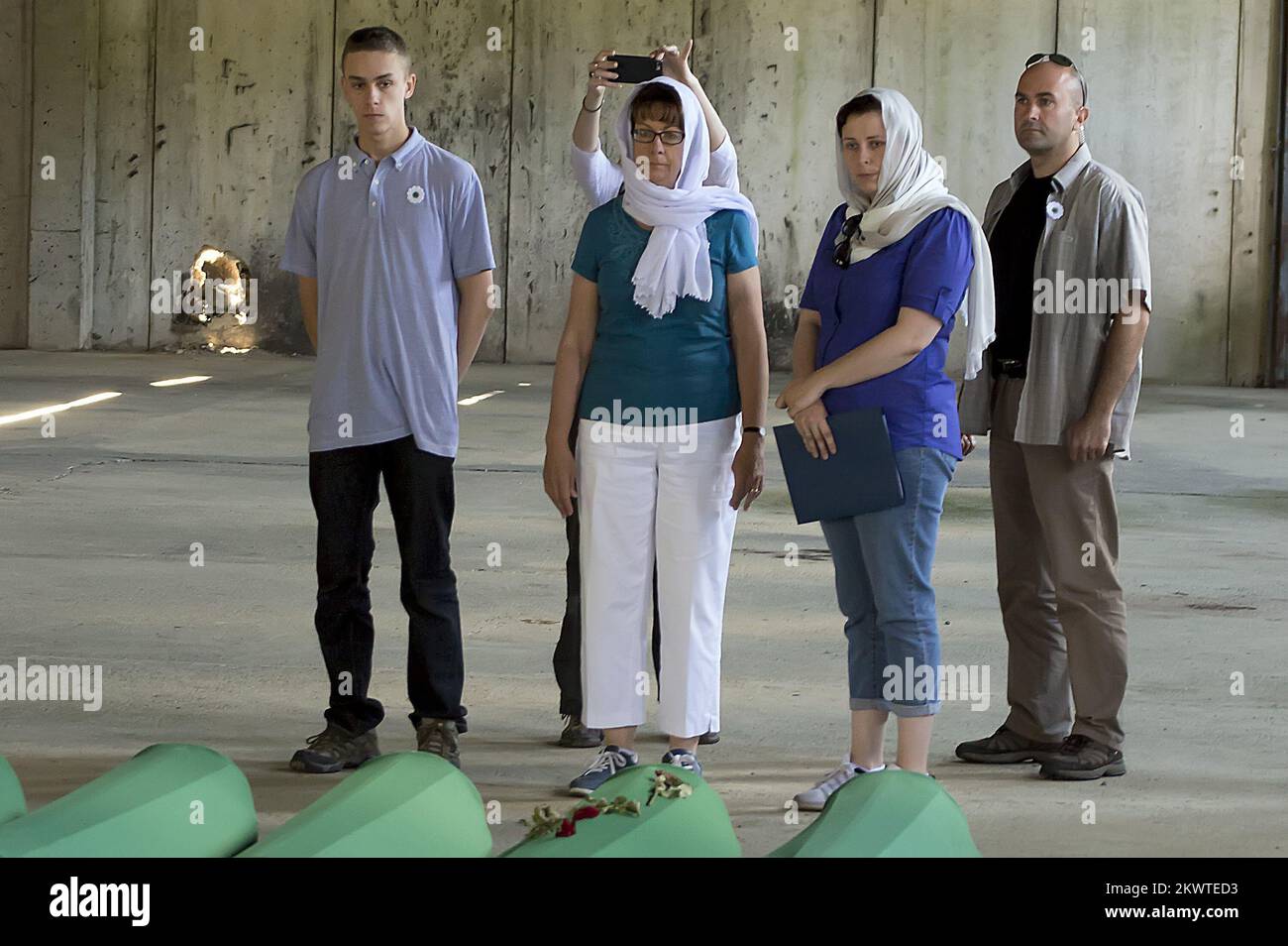 11.07.2015., Potocari, Bosnien und Herzegowina - US-Botschafterin in Bosnien und Herzegowina, Elisabeth Morin Kormak, besucht die Überreste der Opfer des Völkermords von Srebrenica. Stockfoto