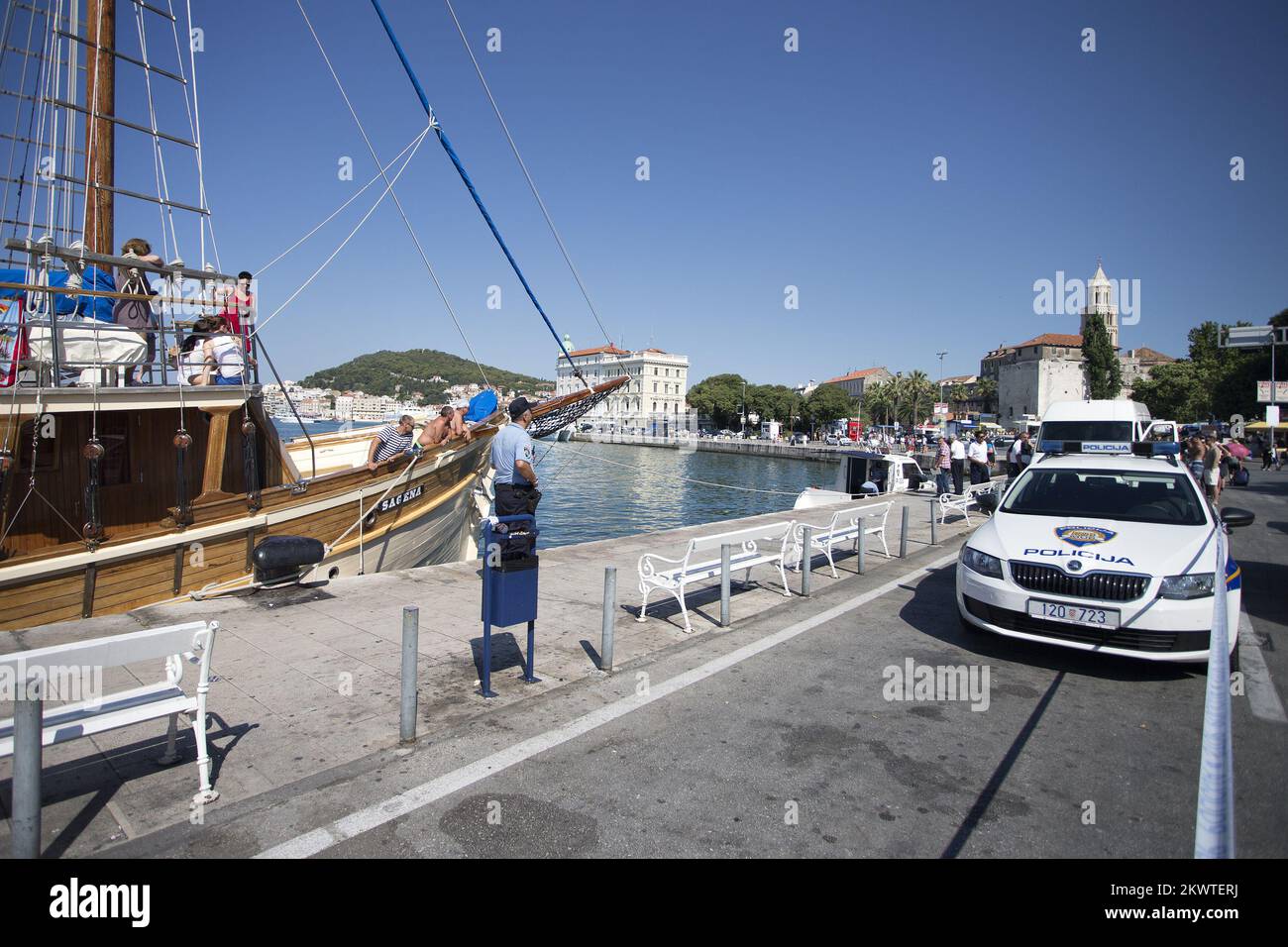 Split, Kroatien - Leiche eines unglücklichen Iren im Meer gefunden. Die Leiche wird in die Pathologieabteilung des Split KBC Firule transportiert, wo die Autopsie die Todesursache bestimmen wird. Der Ire verschwand am frühen Dienstag und folgte einer intensiven Suche. An diesem Tag kletterte ein junger Mann (der anscheinend beim Ultra Europe Festival war) auf den Mast des verankerten Bootes Sagena, von wo aus es ins Meer stürzte und höchstwahrscheinlich ertrank. Seine Freunde sahen zu, wie die Leiche extrahiert wurde und weinten. Stockfoto