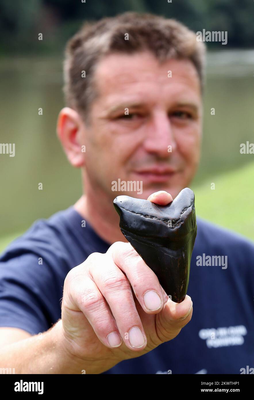 21.08.2015., Pokupsko, Kroatien auf der Suche nach Muscheln im Fluss